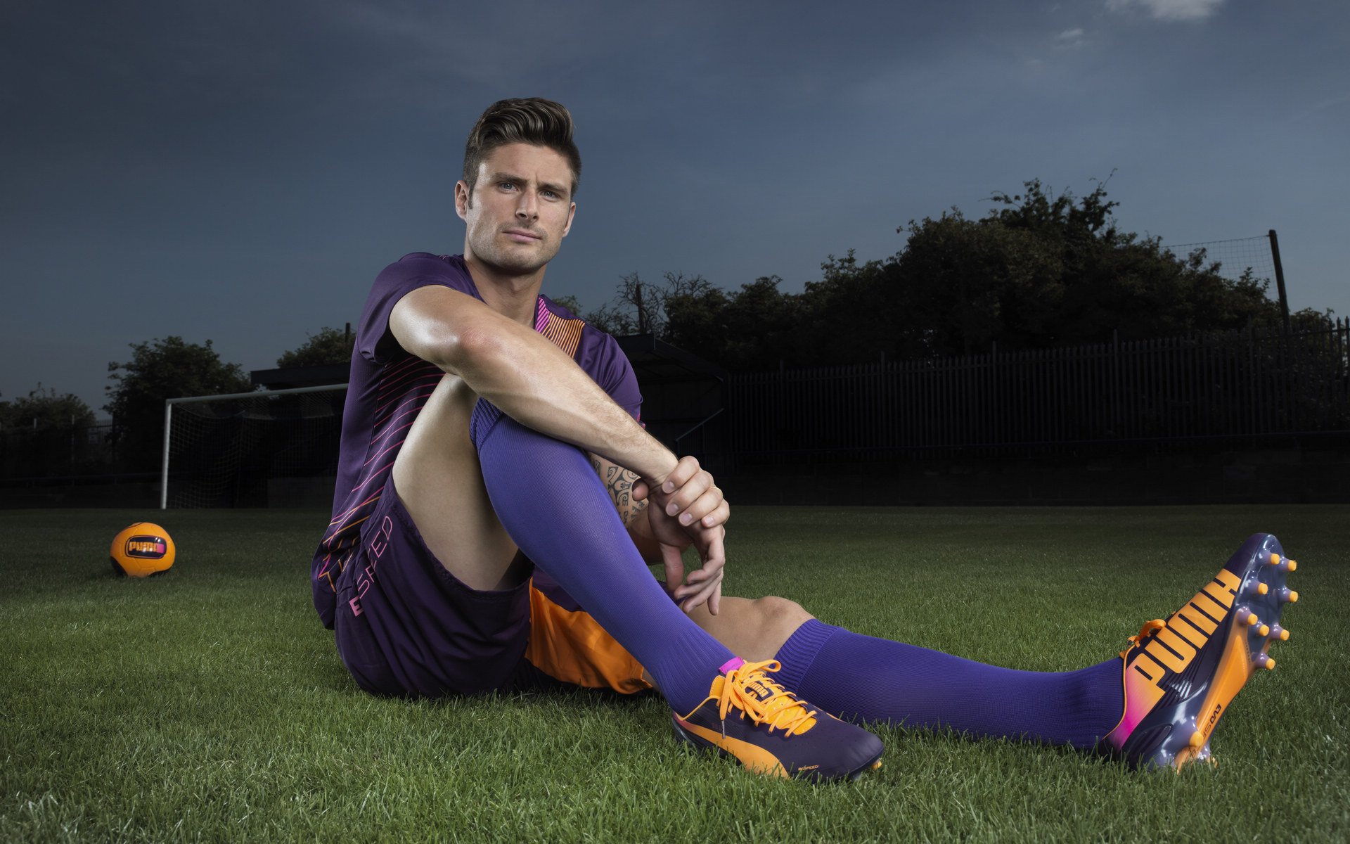 季后赛里,他不仅在篮下强硬争夺,还多次外线投中关键三分!,季后赛投篮命中率